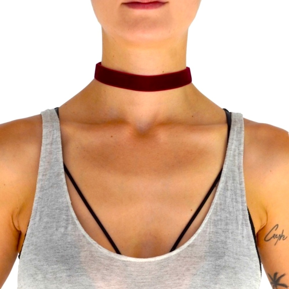 🥰 Burgundy velvet choker with gold hardware